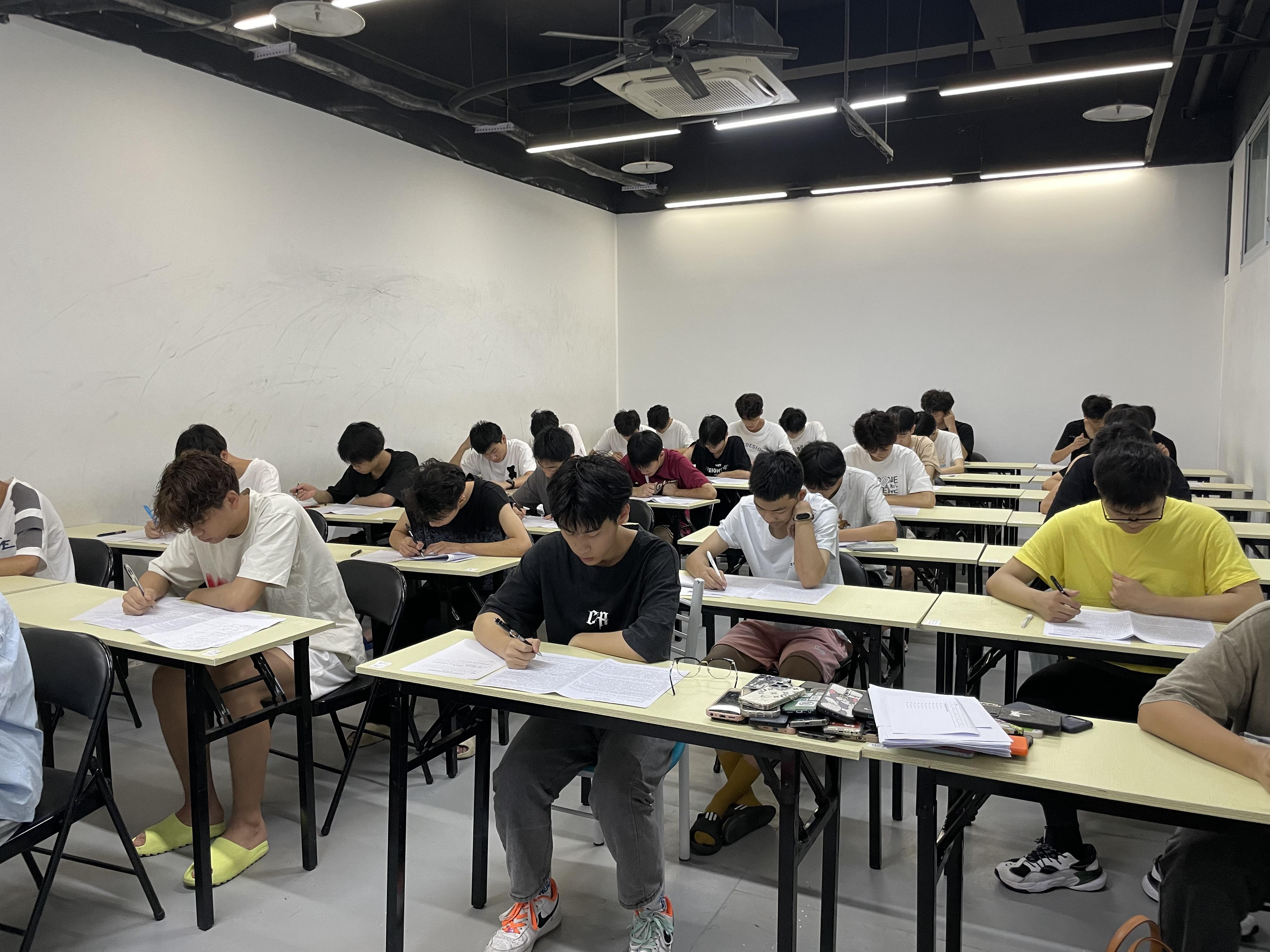 2024年高考作文預(yù)測及佳作賞析：遠(yuǎn)離喧囂，擁抱真實(shí)